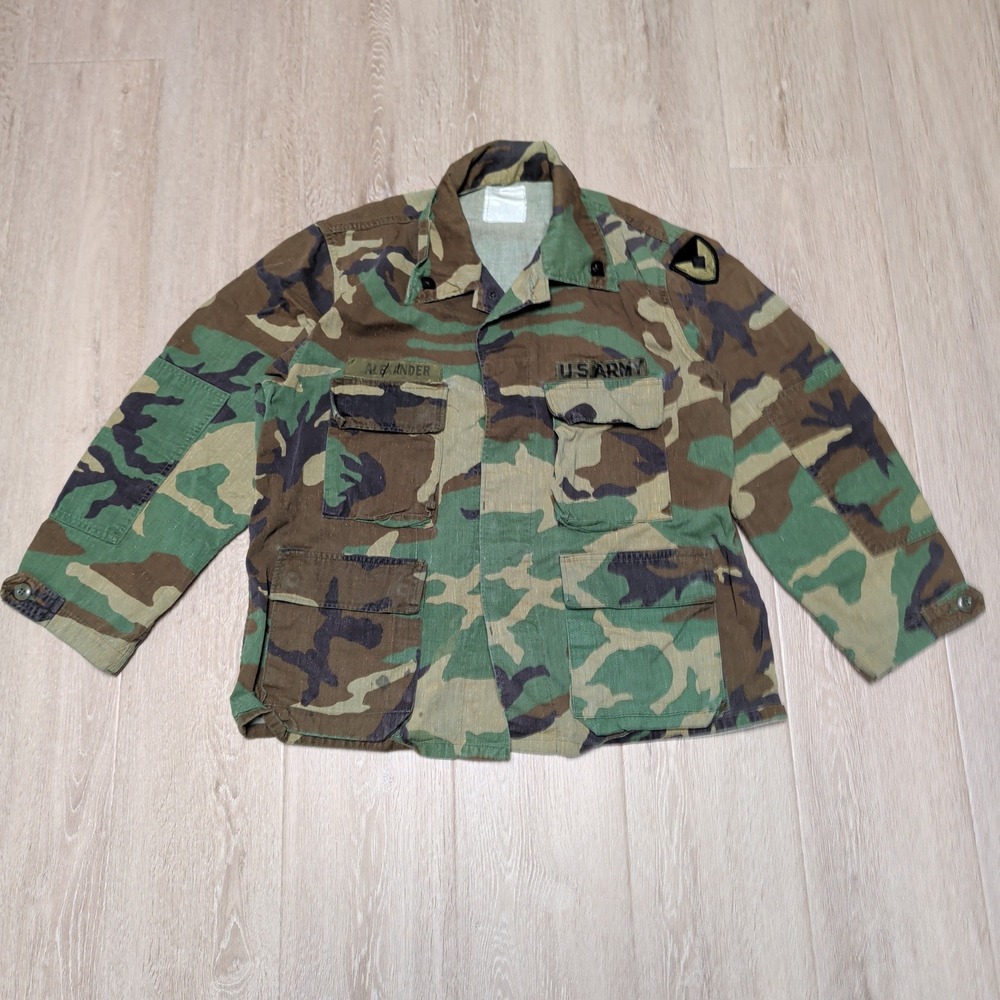 Vintage 1982 US Army Woodland Camo Combat Coat Selma Men Large USA Pins Name Map
